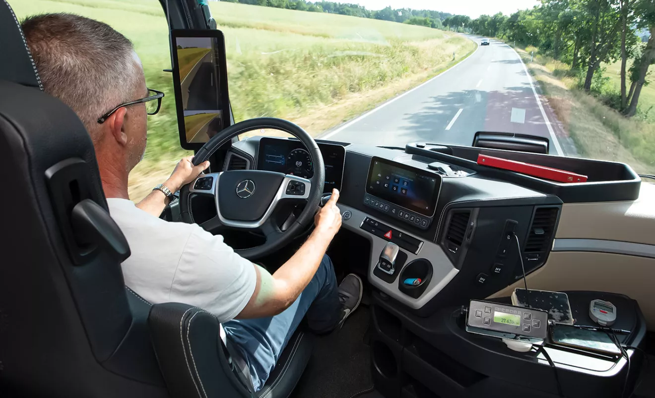 Η εμπειρία από τη θέση οδήγησης σε αιφνιδιάζει –το Actros L  του 2023 είναι σαν να οδηγείς μοντέλο νέας γενιάς