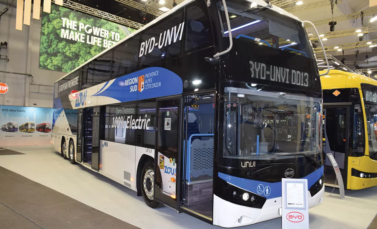 Το ηλεκτρικό μοτέρ του διώροφου  λεωφορείου, έχει απόδοση 300 kW  και η χωρητικότητα των μπαταριών  φτάνει τις 484 kWh.