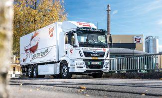 Ο ηλεκτροκινητήρας του MAN eTruck, αποδίδει ισχύ 250 kW (335 ίππων) και ροπή 2.700 Nm. Η κίνηση μεταφέρεται στον πίσω άξονα μέσω του κεντρικού άξονα, χωρίς κιβώτιο ταχυτήτων. Το προς το παρόν πρωτότυπο φορτηγό (υπολογίζεται να περάσει στην παραγωγή το 2021) υπόσχεται μέγιστη αυτονομία 200 χλμ. Ο ηλεκτροκινητήρας του MAN eTruck, αποδίδει ισχύ 250 kW (335 ίππων) και ροπή 2.700 Nm. Η κίνηση μεταφέρεται στον πίσω άξονα μέσω του κεντρικού άξονα, χωρίς κιβώτιο ταχυτήτων. Το προς το παρόν πρωτότυπο φορτηγό (υπολογίζεται να περάσει στην παραγωγή το 2021) υπόσχεται μέγιστη αυτονομία 200 χλμ.