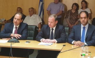 «Τα έργα ανήκουν στον ελληνικό λαό που τα πληρώνει και όχι στα υπουργεία», δήλωσε ο απερχόμενος υπουργός Υποδομών και Μεταφορών Χρίστος Σπίρτζης, κατά την τελετή παράδοσης-παραλαβής. Από αριστερά οι κ.κ. Χρίστος Σπίρτζης, Κώστας Καραμανλής και Γιάννης Κεφαλογιάννης. Ο τελευταίος, αναλαμβάνει τα θέματα Μεταφορών. «Τα έργα ανήκουν στον ελληνικό λαό που τα πληρώνει και όχι στα υπουργεία», δήλωσε ο απερχόμενος υπουργός Υποδομών και Μεταφορών Χρίστος Σπίρτζης, κατά την τελετή παράδοσης-παραλαβής. Από αριστερά οι κ.κ. Χρίστος Σπίρτζης, Κώστας Καραμανλής και Γιάννης Κεφαλογιάννης. Ο τελευταίος, αναλαμβάνει τα θέματα Μεταφορών.
