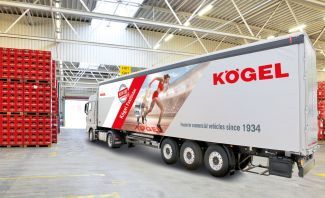 Το σύστημα της Kögel μπορεί να χρησιμοποιηθεί σε μία ή στις δύο πλευρές της κουρτίνας και δύναται να προσαρμοστεί σε πολλές εφαρμογές, όπως για μεταφορές αυτοκινήτων, ποτών ή παλετών. Το σύστημα της Kögel μπορεί να χρησιμοποιηθεί σε μία ή στις δύο πλευρές της κουρτίνας και δύναται να προσαρμοστεί σε πολλές εφαρμογές, όπως για μεταφορές αυτοκινήτων, ποτών ή παλετών.