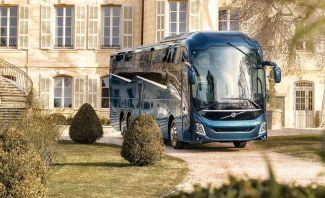 Στο νέο Volvo 9900, οι γραμμές των παραθύρων έχουν σχήμα «Z», γεγονός που σε συνδυασμό με την «αμφιθεατρική» διαμόρφωση των καθισμάτων των επιβατών, συνθέτει σύμφωνα με τη σουηδική εταιρεία μια εντελώς νέα «γλώσσα» σχεδίασης για τα πούλμαν. Στο νέο Volvo 9900, οι γραμμές των παραθύρων έχουν σχήμα «Z», γεγονός που σε συνδυασμό με την «αμφιθεατρική» διαμόρφωση των καθισμάτων των επιβατών, συνθέτει σύμφωνα με τη σουηδική εταιρεία μια εντελώς νέα «γλώσσα» σχεδίασης για τα πούλμαν.
