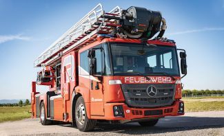 Το πυροσβεστικό Rosenbauer B34 2.0, πάνω στο 2αξονικό σασί ενός Mercedes-Benz Econic 1830L, που εξοπλίζεται με κινητήρα 299 ίππων. Το μήκος του οχήματος ανέρχεται σε 9,15 μ., το πλάτος σε 2,55 μ. και το ύψος σε 3,20 μ. Το πυροσβεστικό Rosenbauer B34 2.0, πάνω στο 2αξονικό σασί ενός Mercedes-Benz Econic 1830L, που εξοπλίζεται με κινητήρα 299 ίππων. Το μήκος του οχήματος ανέρχεται σε 9,15 μ., το πλάτος σε 2,55 μ. και το ύψος σε 3,20 μ.