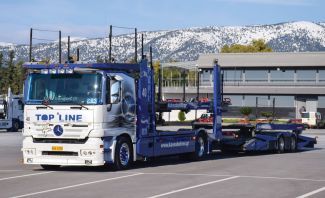 «Key to transport» γράφει στο παρμπρίζ του Actros και εμείς θα συμπληρώσουμε ότι το κλειδί για την πετυχημένη μεταφορά είναι ένα καλοστημένο εργαλείο σαν αυτό του Σπύρου. «Key to transport» γράφει στο παρμπρίζ του Actros και εμείς θα συμπληρώσουμε ότι το κλειδί για την πετυχημένη μεταφορά είναι ένα καλοστημένο εργαλείο σαν αυτό του Σπύρου.