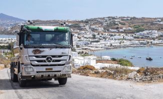 Μεταφορά λυμάτων στη Μύκονο με τα φορτηγά της εταιρείας του Παρασκευά Δάντου. Μεταφορά λυμάτων στη Μύκονο με τα φορτηγά της εταιρείας του Παρασκευά Δάντου.