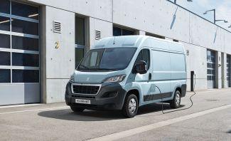 Πλήθος επιλογών φόρτισης για το Peugeot eBoxer, με την όλη διαδικασία να απλοποιείται χάρη στην υπηρεσία «Easy-Charge» και το λεγόμενο «Free2Move Services», μέσω του οποίου ο οδηγός έχει πρόσβαση σε ένα πανευρωπαϊκό δίκτυο 195.000 σταθμών φόρτισης, κάνοντας χρήση της σχετικής εφαρμογής από το κινητό του τηλέφωνο. Πλήθος επιλογών φόρτισης για το Peugeot eBoxer, με την όλη διαδικασία να απλοποιείται χάρη στην υπηρεσία «Easy-Charge» και το λεγόμενο «Free2Move Services», μέσω του οποίου ο οδηγός έχει πρόσβαση σε ένα πανευρωπαϊκό δίκτυο 195.000 σταθμών φόρτισης, κάνοντας χρήση της σχετικής εφαρμογής από το κινητό του τηλέφωνο.