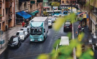 Το νέο Volvo FE Electric μεταφέρει και παραδίδει νωπά προϊόντα σε καθημερινή βάση και σηματοδοτεί το σημαντικό πρώτο βήμα στη συνεργασία μεταξύ της Volvo Trucks και της ICA Το νέο Volvo FE Electric μεταφέρει και παραδίδει νωπά προϊόντα σε καθημερινή βάση και σηματοδοτεί το σημαντικό πρώτο βήμα στη συνεργασία μεταξύ της Volvo Trucks και της ICA