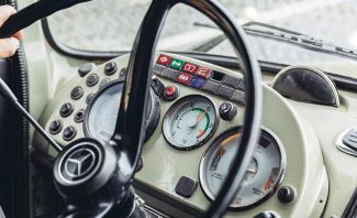 Το κόκπιτ ενός Mercedes-Benz 1924 του 1972, από όπου ο οδηγός επιτηρούσε τη λειτουργία του OM 355 κινητήρα, ο οποίος βρισκόταν κάτω από το κοντό καπό. Το κόκπιτ ενός Mercedes-Benz 1924 του 1972, από όπου ο οδηγός επιτηρούσε τη λειτουργία του OM 355 κινητήρα, ο οποίος βρισκόταν κάτω από το κοντό καπό.