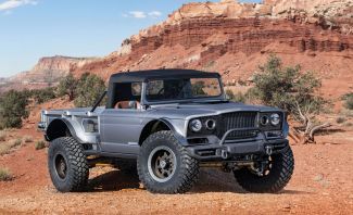 Το πρωτότυπο Jeep M-715 FiveQuarter φέρει τον υπερτροφοδοτούμενο κινητήρα HEMI V8 των 6,2 λτ., ο οποίος αποδίδει περισσότερους από 700 ίππους ισχύος. Το πρωτότυπο Jeep M-715 FiveQuarter φέρει τον υπερτροφοδοτούμενο κινητήρα HEMI V8 των 6,2 λτ., ο οποίος αποδίδει περισσότερους από 700 ίππους ισχύος.