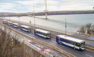 Τα λεωφορεία της εταιρείας Alexander Dennis Limited (ADL) θα κάνουν μια διαδρομή μήκους 22,5 χλμ., ανάμεσα στο Φάιφ και το Εδιμβούργο, διασχίζοντας μέσω της λεωφορειολωρίδας τη γέφυρα Forth Road. Τα λεωφορεία της εταιρείας Alexander Dennis Limited (ADL) θα κάνουν μια διαδρομή μήκους 22,5 χλμ., ανάμεσα στο Φάιφ και το Εδιμβούργο, διασχίζοντας μέσω της λεωφορειολωρίδας τη γέφυρα Forth Road.