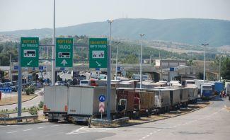 Το νέο σύστημα των ηλεκτρονικών διοδίων εξετάζεται να τοποθετηθεί και στα συνοριακά σημεία εισόδου – εξόδου των αυτοκινητόδρομων που συνδέουν τη χώρα μας με τις γειτονικές χώρες. Το νέο σύστημα των ηλεκτρονικών διοδίων εξετάζεται να τοποθετηθεί και στα συνοριακά σημεία εισόδου – εξόδου των αυτοκινητόδρομων που συνδέουν τη χώρα μας με τις γειτονικές χώρες.