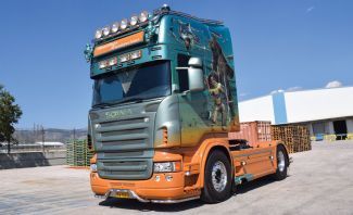 Α-R-ιστούργημα V8 από την Κρήτη. Μπάρα με προβόλια, φωτεινή επιγραφή, ανοξείδωτος γείσος και φωτάκια είναι μερικές από τις προσθήκες στην μπροστινή πλευρά του Scania. Α-R-ιστούργημα V8 από την Κρήτη. Μπάρα με προβόλια, φωτεινή επιγραφή, ανοξείδωτος γείσος και φωτάκια είναι μερικές από τις προσθήκες στην μπροστινή πλευρά του Scania.