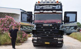 Ο Κώστας Λιβάνιος με το Scania του. Ο Κώστας Λιβάνιος με το Scania του.