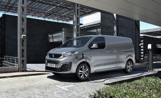 Πλήθος επιλογών φόρτισης για το Peugeot e-Expert, με τη διαδικασία να πραγματοποιείται και από το smartphone, μέσω της εφαρμογής MyPeugeot. Πλήθος επιλογών φόρτισης για το Peugeot e-Expert, με τη διαδικασία να πραγματοποιείται και από το smartphone, μέσω της εφαρμογής MyPeugeot.