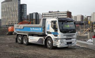 To ανατρεπόμενο ηλεκτρικό Volvo FE Electric της μεταφορικής εταιρείας Tom Wilhelmsen AS από τη Νορβηγία. To ανατρεπόμενο ηλεκτρικό Volvo FE Electric της μεταφορικής εταιρείας Tom Wilhelmsen AS από τη Νορβηγία.