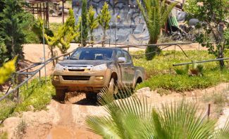 Ο Μανώλης Αγριμανάκης δοκιμάζοντας το νέο D-MAX agrimanakis on isuzu d max