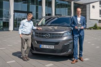 Ο Michael Lohscheller, CEO της Opel (δεξιά), παρέλαβε το βραβείο International Van of The Year για το νέο Opel Vivaro-e από τον Γερμανό δημοσιογράφο Johannes Reichel. Ο Michael Lohscheller, CEO της Opel (δεξιά), παρέλαβε το βραβείο International Van of The Year για το νέο Opel Vivaro-e από τον Γερμανό δημοσιογράφο Johannes Reichel.