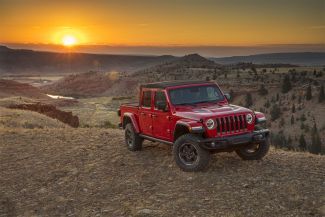 Το Jeep Gladiator αποτελεί την «αγροτική» έκδοση του νέου 4θυρου Jeep Wrangler, αλλά με μακρύτερο ατσάλινο πλαίσιο τύπου σκάλας κατά 787 χλστ. Το Jeep Gladiator αποτελεί την «αγροτική» έκδοση του νέου 4θυρου Jeep Wrangler, αλλά με μακρύτερο ατσάλινο πλαίσιο τύπου σκάλας κατά 787 χλστ.