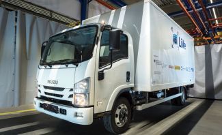 Το Isuzu Ν αφήνει στην άκρη τον συμβατικό κινητήρα των 190 ίππων, αποκτώντας τον ηλεκτρικό άξονα «eTransport» της BPW, ο οποίος φιλοξενεί δύο ηλεκτροκινητήρες που αποδίδουν από κοινού ροπή 6.500 Nm. Το Isuzu Ν αφήνει στην άκρη τον συμβατικό κινητήρα των 190 ίππων, αποκτώντας τον ηλεκτρικό άξονα «eTransport» της BPW, ο οποίος φιλοξενεί δύο ηλεκτροκινητήρες που αποδίδουν από κοινού ροπή 6.500 Nm.