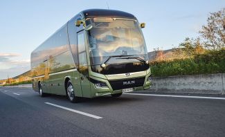 Το ΜΑΝ Lion’s Coach εξοπλίζεται με το σύστημα Optiview, το οποίο προσφέρει πολλαπλά οφέλη στον οδηγό του. Το ΜΑΝ Lion’s Coach εξοπλίζεται με το σύστημα Optiview, το οποίο προσφέρει πολλαπλά οφέλη στον οδηγό του.