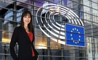 Η Έκθεση της Έλενας Κουντουρά (φωτό) προτείνει δέσμη μέτρων και προτάσεων με βάση 4 στρατηγικούς πυλώνες: τα ασφαλή οχήματα, τις ασφαλείς υποδομές, την ασφαλή χρήση του οδικού δικτύου και τη διαμόρφωση κατάλληλου πλαισίου για το μέλλον. Η Έκθεση της Έλενας Κουντουρά (φωτό) προτείνει δέσμη μέτρων και προτάσεων με βάση 4 στρατηγικούς πυλώνες: τα ασφαλή οχήματα, τις ασφαλείς υποδομές, την ασφαλή χρήση του οδικού δικτύου και τη διαμόρφωση κατάλληλου πλαισίου για το μέλλον.