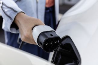 Ο ανταγωνισμός μεταξύ αυτοκινητοβιομηχανιών για τα ηλεκτροκίνητα αυτοκίνητα θα οξυνθεί την επόμενη τριετία Ο ανταγωνισμός μεταξύ αυτοκινητοβιομηχανιών για τα ηλεκτροκίνητα αυτοκίνητα θα οξυνθεί την επόμενη τριετία