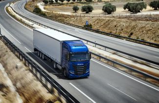 Η εξαίρεση από τα γερμανικά διόδια, μειώνει περαιτέρω το Συνολικό Κόστος Ιδιοκτησίας (TCO) των φορτηγών φυσικού αερίου, όπως το ολοκαίνουργιο IVECO S-WAY NP. Η εξαίρεση από τα γερμανικά διόδια, μειώνει περαιτέρω το Συνολικό Κόστος Ιδιοκτησίας (TCO) των φορτηγών φυσικού αερίου, όπως το ολοκαίνουργιο IVECO S-WAY NP.