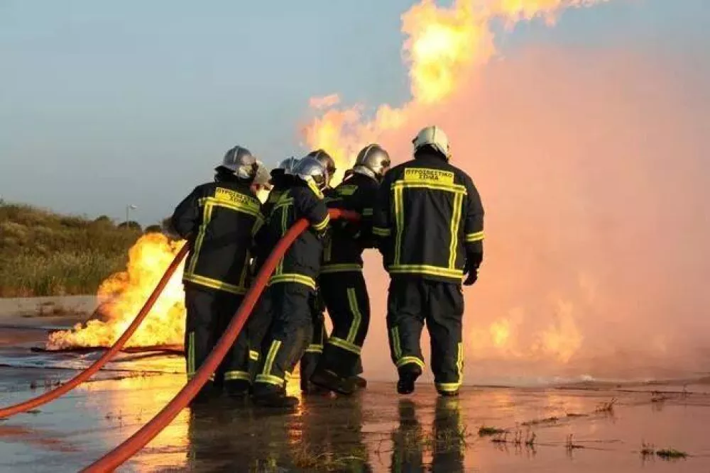 Νταλίκα κάηκε ολοσχερώς στην ΠΕΟ Αθηνών - Κορίνθου