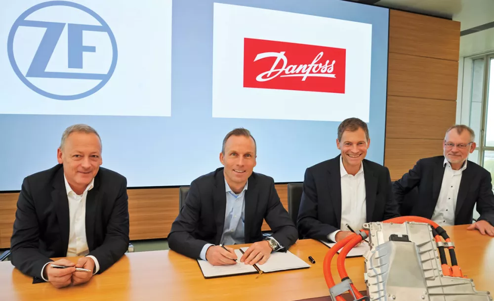 Από αριστερά: Harald Deiss (Επικεφαλής ZF Business Unit Electronic Systems), Jörg Grotendorst (Επικεφαλής ZF Division E-Mobility), Kim Fausing (CEO Danfoss Group) και Claus A. Petersen (Επικεφαλής Danfoss Silicon Power).