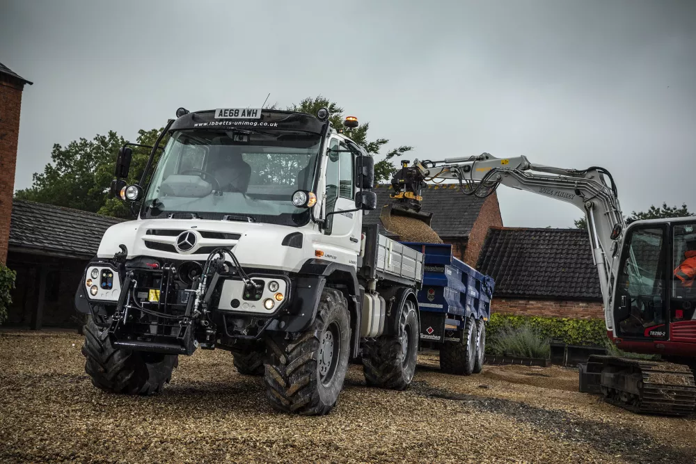 Μία από τις εκδόσεις του σύγχρονου Mercedes-Benz Unimog, το U 530 με μικτό βάρος συρμού 36 τόνων.