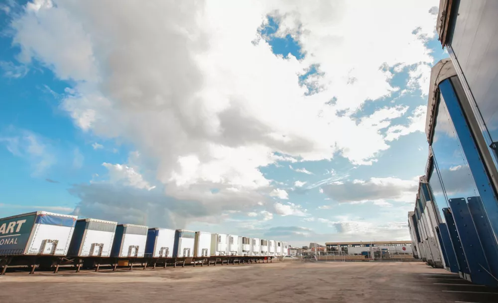Η έκθεση της Schmitz Cargobull βρίσκεται τώρα στο 23ο χλμ. Ν.Ε.Ο. Αθηνών – Κορίνθου, περιοχή Παπακώστα - Μάνδρα. Τηλ.: 210 5200252