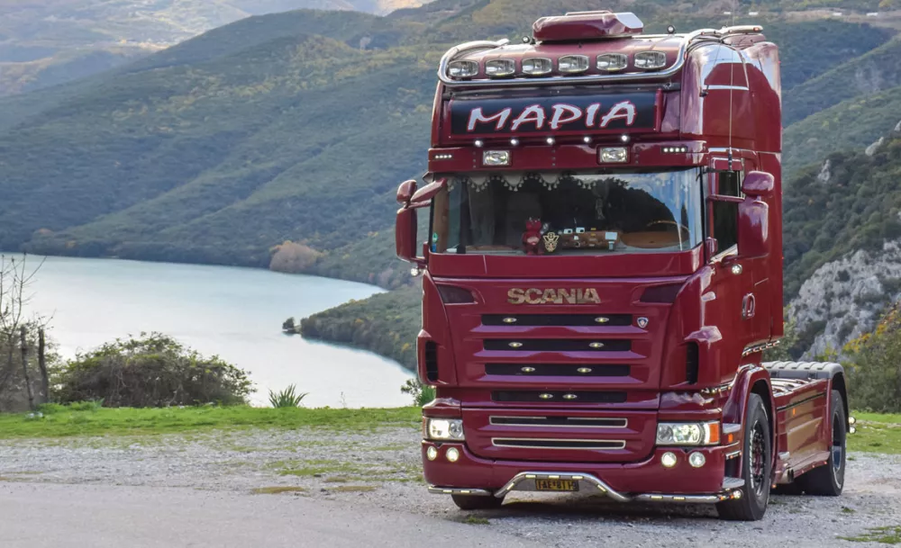 V8 Attack! Το R του Δημήτρη Παραστατίδη εκτελεί διεθνείς μεταφορές κυρίως προς τη Δυτική Ευρώπη. 