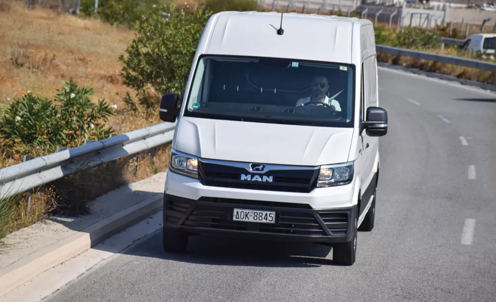 Απόλυτα ισορροπημένο χαρακτήρα επιδεικνύει το MAN TGE, όντας άνετο και ασφαλές στον αυτοκινητόδρομο, αλλά και εύχρηστο εντός αστικού περιβάλλοντος.