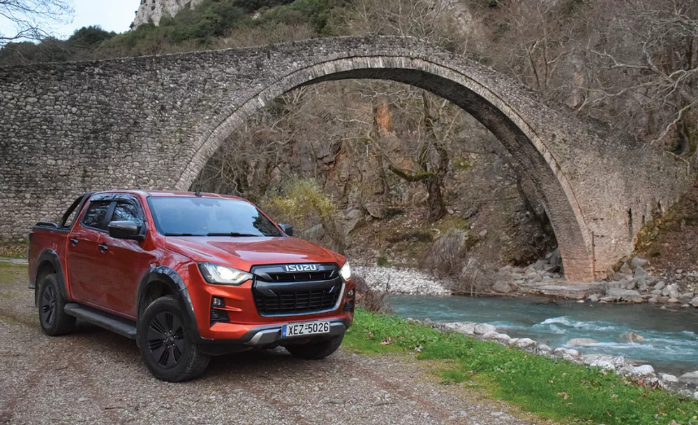 Το σασί του D-MAX είναι μεγαλύτερο και ισχυρότερο, με καλύτερη στρεπτική και διαμήκη ακαμψία για ακόμα καλύτερη συμπεριφορά, σταθερότητα και αντοχή. 