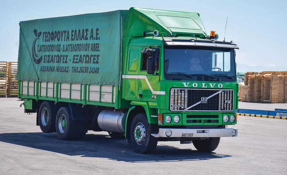 Το Volvo F-12 της εταιρείας ΓΕΩΦΡΟΥΤΑ με έδρα τα Λεχαινά Ηλείας. 