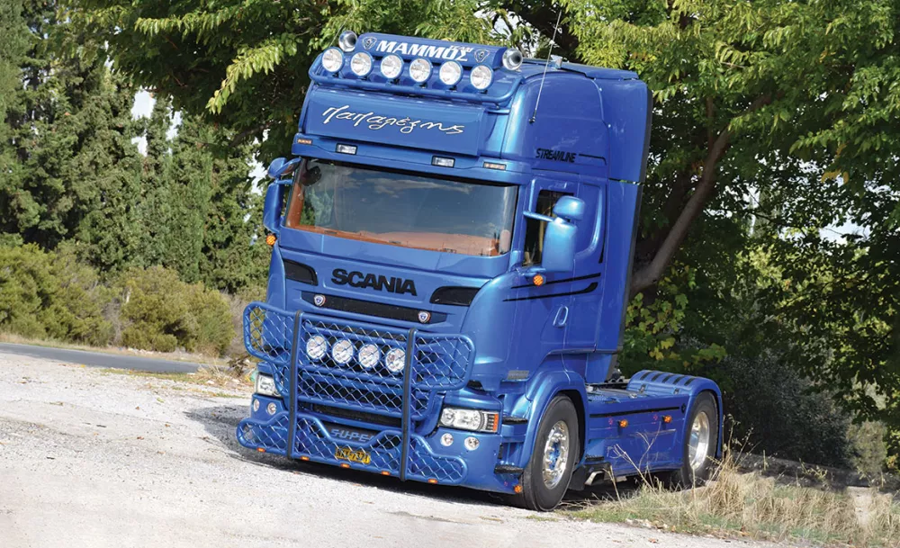 Το Scania κοτσάρει τριαξονική ανατρεπόμενη νταλίκα και μεταφέρει σκραπ στη γραμμή Αθήνας-Θεσσαλονίκης.