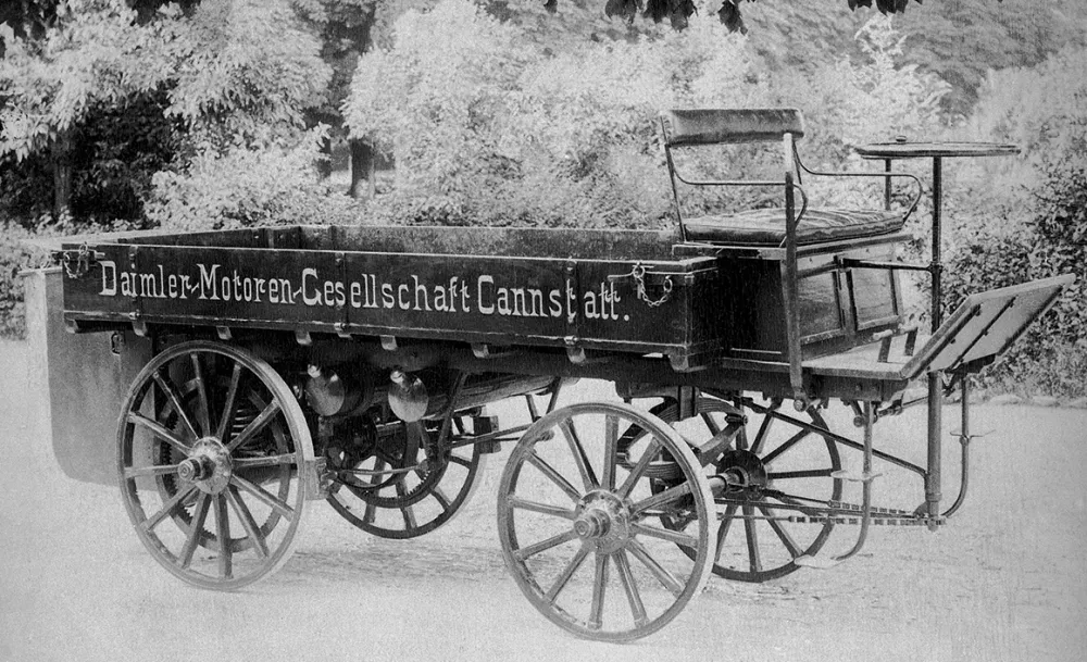 Πριν 125 χρόνια, μια μηχανή αντικατέστησε τη δύναμη 4 αλόγων, δημιουργώντας τον «Φοίνικα», μια αυτοκινούμενη άμαξα που αποτέλεσε το πρώτο φορτηγό της ιστορίας.