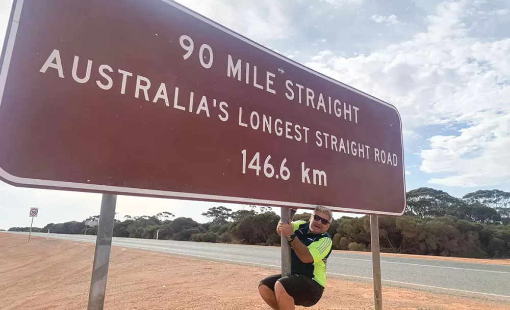 Ο Θοδωρής Γιούρτης με καταγωγή από την Πάτρα βρίσκεται στην Αυστραλία από το 1986. Στη φωτογραφία μπροστά στην ταμπέλα που προει- δοποιεί για μια από τις μεγαλύτερες ευθείες της χώρας μήκους 146.6 χιλιομέτρων!