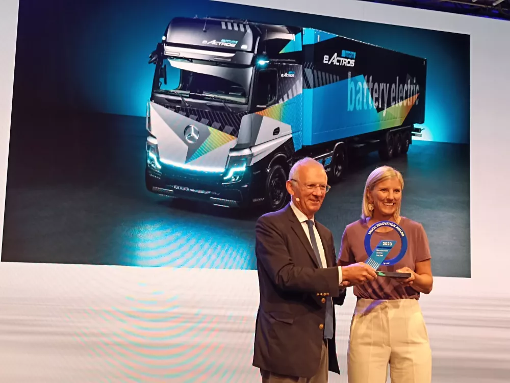 ο πρόεδρος του Jury Gianenrico Griffini με την πρόεδρο της Mercedes-Benz Trucks, Karin Rådström