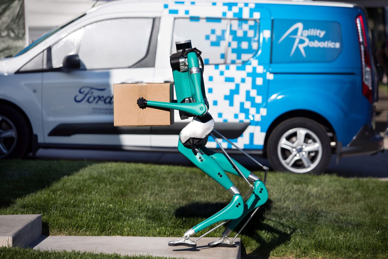  Το ρομπότ της Ford συνεργάζεται με ένα οδηγικά αυτόνομο βαν διανομών και αναλαμβάνει να διανύσει τα τελευταία μέτρα, ώστε το πακέτο να φτάσει στην πόρτα του παραλήπτη, δίχως ανθρώπινη παρέμβαση.