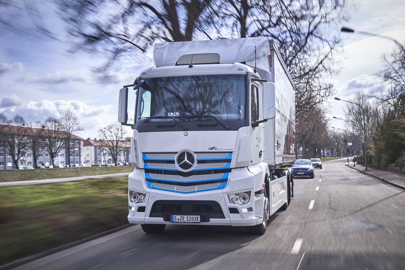 Η εταιρεία Logistik Schmitt σχεδιάζει να διανύει καθημερινά με το eActros περίπου 168 χλμ., μεταφέροντας μέρη κιβωτίων ταχυτήτων, από την αποθήκη της στο Ötigheim μέχρι το εργοστάσιο Gaggenau της Mercedes-Benz που βρίσκεται στο Rastatt.