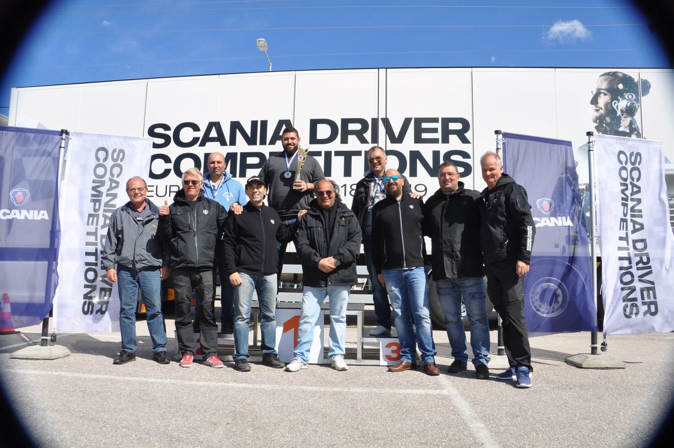 Τα στελέχη της Πέτρος Πετρόπουλος ΑΕΒΕ, Αντιπροσωπείας της Scania στην Ελλάδα, οι νικητές του διαγωνισμού και οι δύο Σουηδοί που επέβλεπαν τις διαδικασίες του διαγωνισμού.