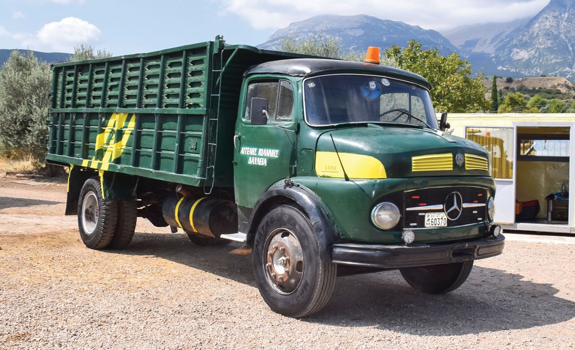 Το διαξονικό μεταφέρει αγροτικά προϊόντα σε ορεινές διαδρομές του Παρνασσού. Η κατασκευή του μοντέλου 1113 (L322 πριν το 1963) ξεκίνησε το 1959.