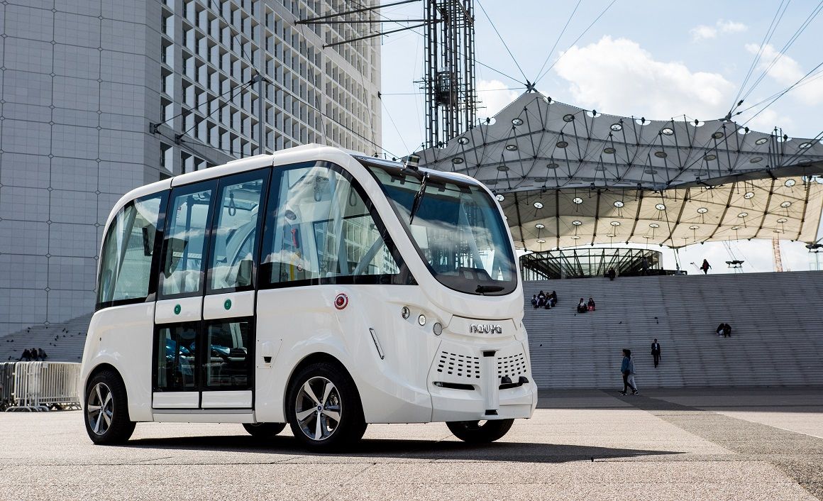 Το αυτόνομο λεωφορείο NAVYA του Τζέσνταλ, έχει μήκος 4,75 μ. και μεταφέρει 15 επιβάτες (11 θέσεις). Φέρει δύο ηλεκτρικούς κινητήρες (2x25 kW) και μπαταρίες 33 kWh, που του προσδίδουν θεωρητική αυτονομία έως και 8 ωρών ανά φόρτιση.
