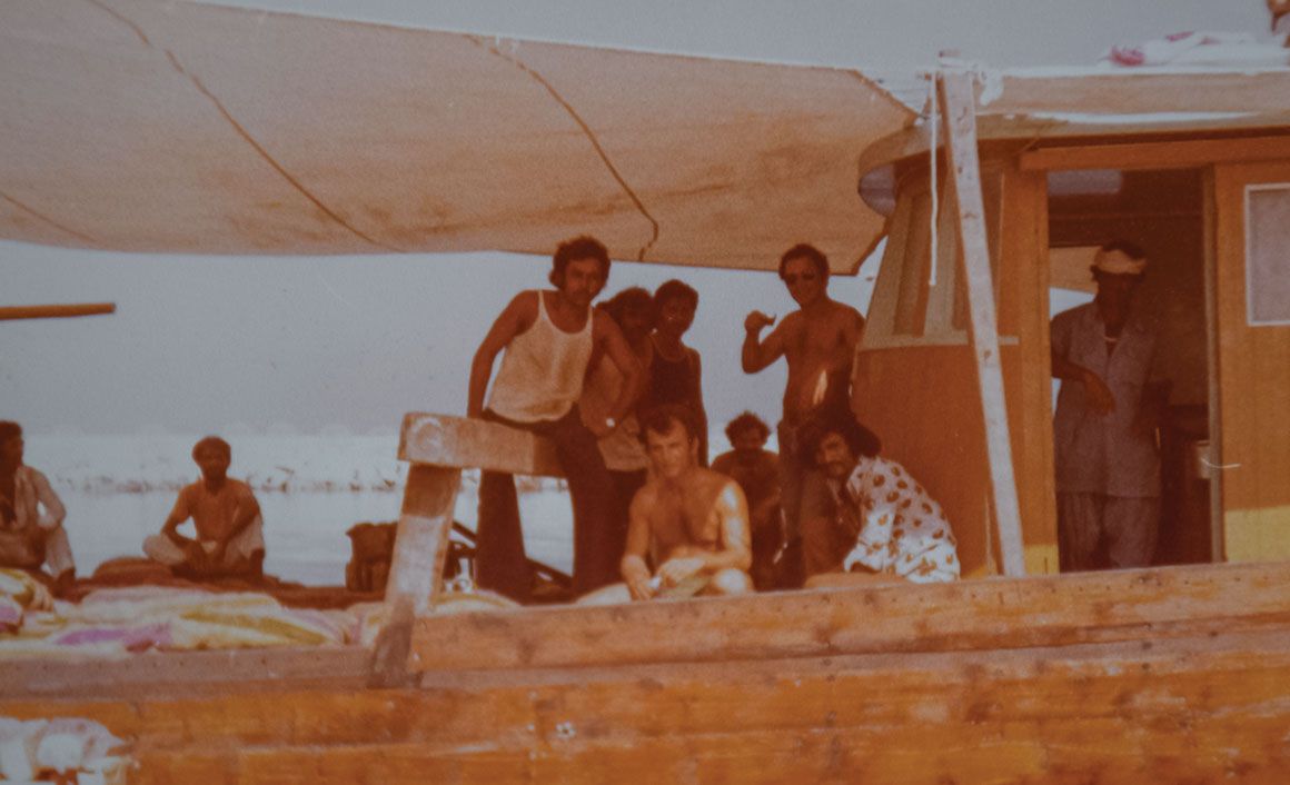 Σε ξύλινο καράβι το οποίο μετέφερε πατάτες από το Πακιστάν στο Ντουμπάι, τις οποίες φόρτωσε ο Τάσος και δύο ακόμη συνάδελφοί του σε φορτηγά και τις μετέφεραν στο Ταμάμ της Σαουδικής Αραβίας.
