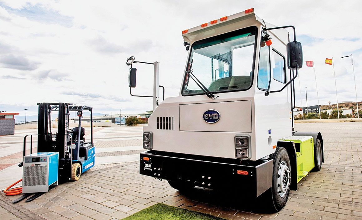 Το κινούμενο από μπαταρίες φορτηγό τρακτορεύσεων, Q1M Yard Tractor, εμφανίζει μικτό βάρος συρμού 46 τόνων και προορίζεται για χρήση σε λιμάνια, αεροδρόμια και κέντρα διανομών. Το «παρών» στην παρουσίαση έδωσε και το ήδη γνωστό ηλεκτρικό περονοφόρο όχημα της BYD.