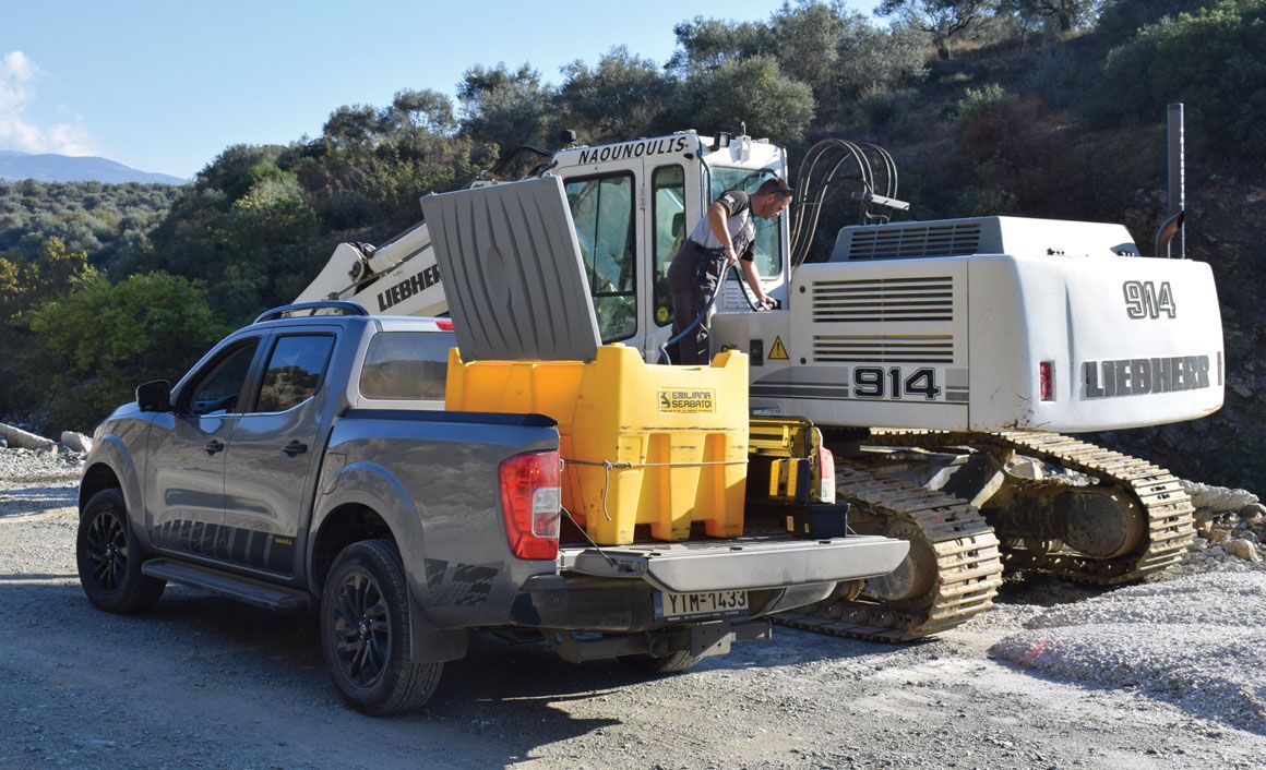 Στην καρότσα του pick-up μεταφέραμε τη δεξαμενή πετρελαίου για τον ανεφοδιασμό των οχημάτων της εταιρείας Ναουνούλη.