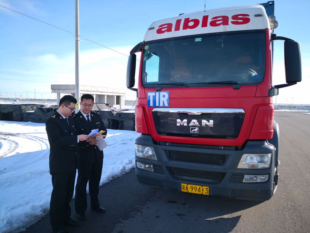 Το φορτηγό TIR μάρκας ΜΑΝ, ξεκίνησε το μακρύ του ταξίδι σε δύσκολες χειμερινές συνθήκες, μεταφέροντας 12 τόνους λιπαντικών αυτοκινήτων. Από τη Γερμανία πέρασε στην Πολωνία και έφτασε στην Κίνα μέσω Λευκορωσίας, Ρωσίας και Καζακστάν.