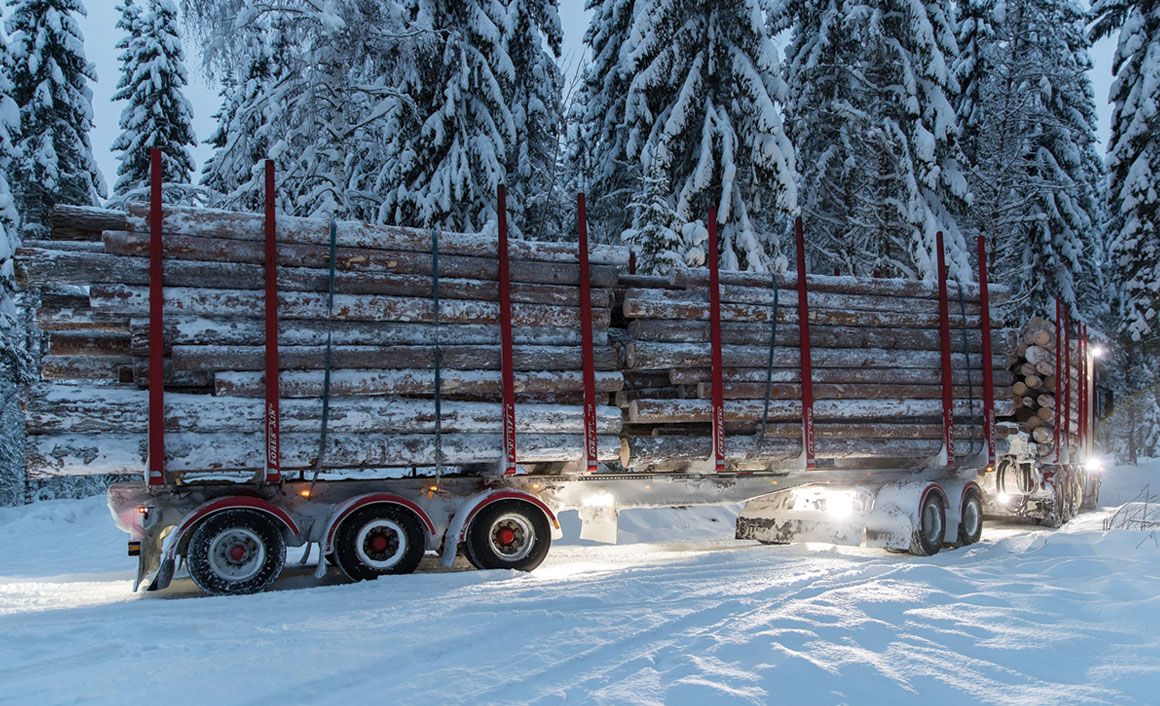 Το μέγιστο ωφέλιμο φορτίο του συνδυασμού των εννέα αξόνων που οδηγεί ο Jari Halinen, είναι περίπου στους 50 τόνους.