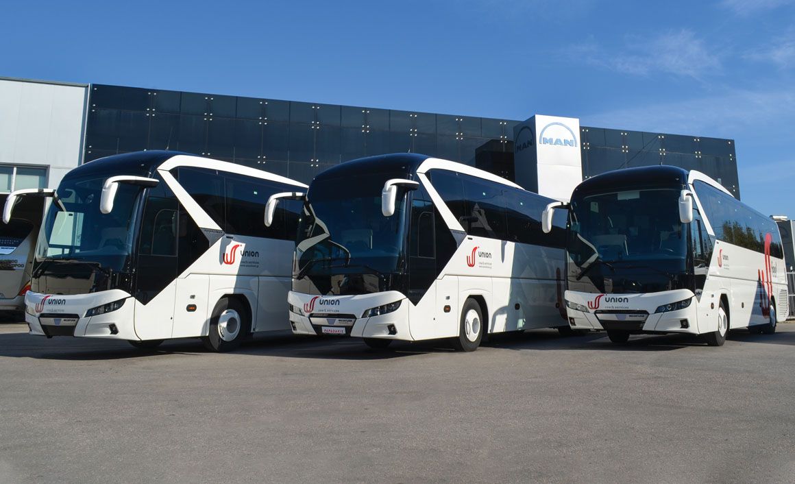 Τρία από τα Neoplan Tourliner στις εγκαταστάσεις του Ομίλου Παπαδάκη, λίγο πριν αυτά αποσταλούν στην Κρήτη.